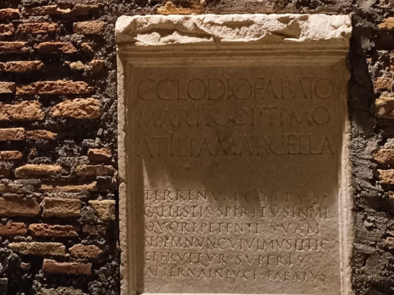 Rignano Flaminio (Lazio, Italia) Stele funeraria di C. CLODIO FABATO MARITO OPTIMO ATILIA MARCELLA