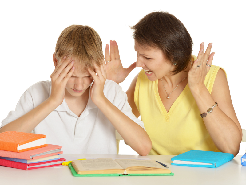 Genitori-che-hanno-troppe-aspettative-sui-figli-